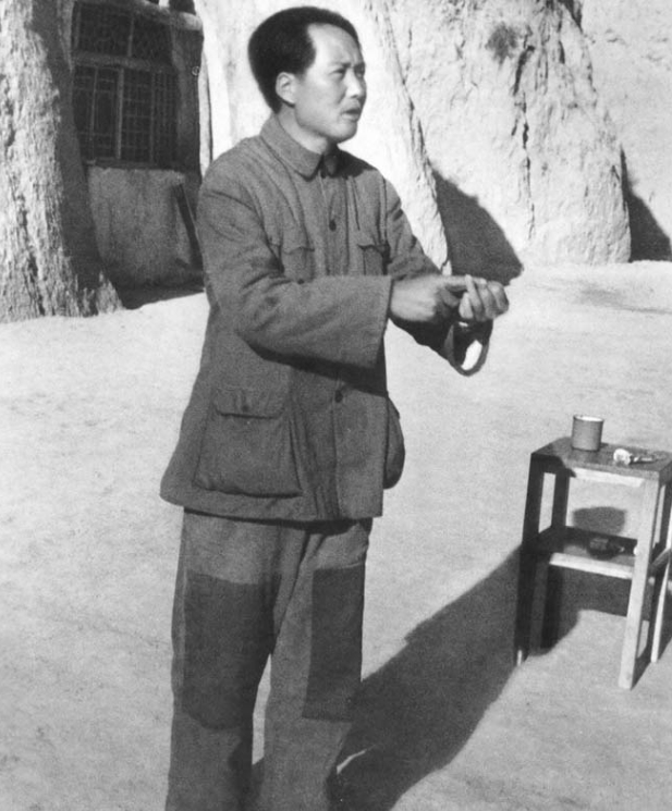 在1943年，陈锡联去延安学习，很想见见毛主席，就请陈赓带着他一起去了。

这是