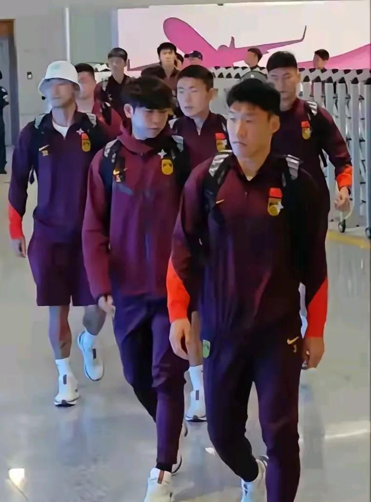 强烈建议：把刚回来的国足所有人，安排到“苏超”每一次比赛，以“指导”赛事，要么足