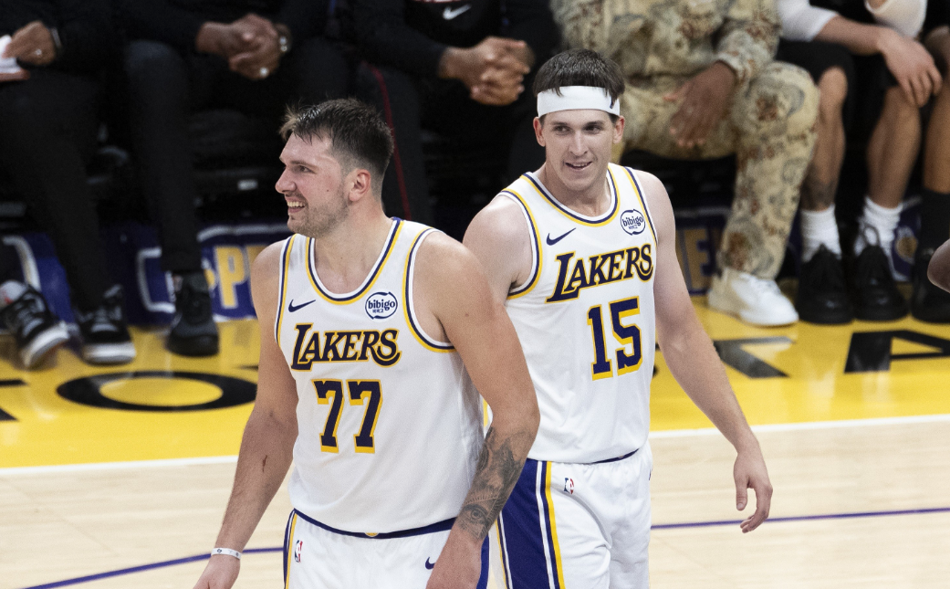 据名记Marc Stein报道，消息人士透露，湖人倾向引进跟东契奇和里夫斯年龄相