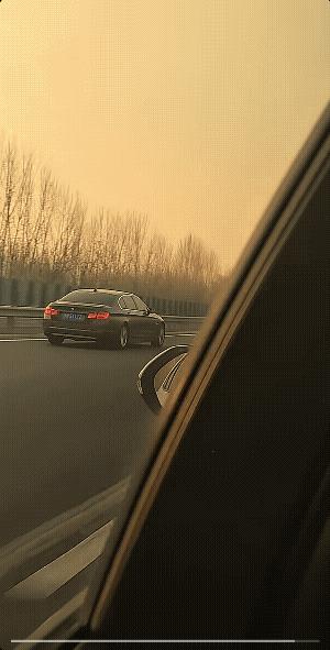 后车:前面的宝马，你慢点开慢点开，前车:可能还追上来了？
后车:服务区加油你老婆