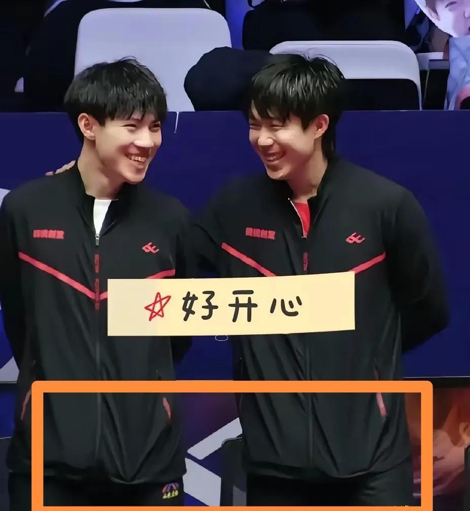 看到没有王楚钦和黄有政这两个左手将，原来他们的手机全部放在左边兜里的，这么统一的