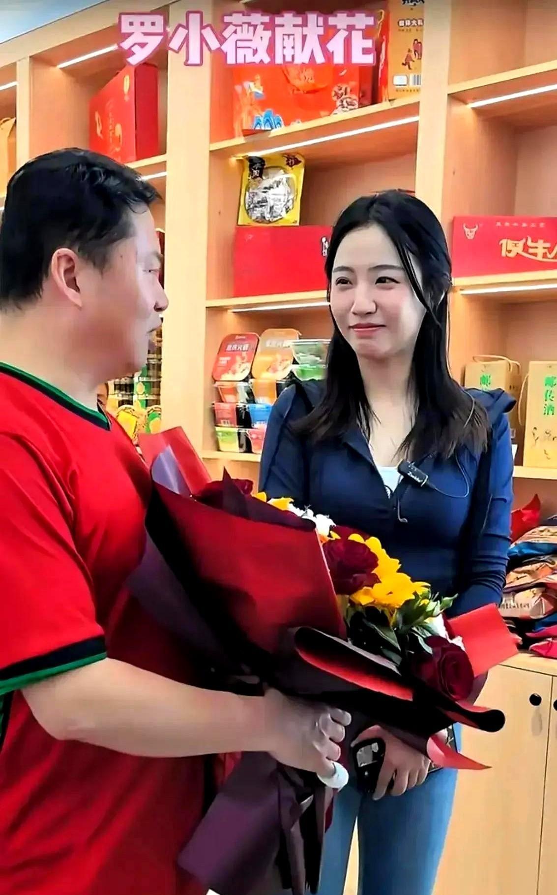 “江哥，江哥，你婆娘来了！”重庆荣昌卤鹅哥林江今年49岁了，还是单身，没想到他火