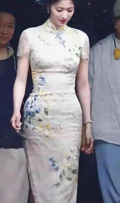 胯大的女生不要自卑，你们就是天选旗袍人，看王楚然就知道了。 