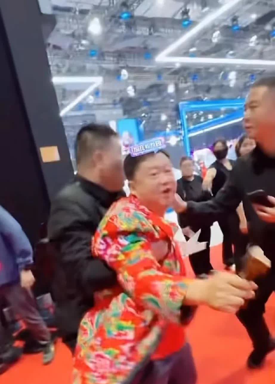 快讯！快讯！！
上海车展活动传来大消息。
荣昌“卤鹅哥”现场被保镖暴力驱逐，