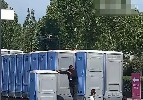 前不久，一女子在高速服务区移动洗手间上厕所，谁料，刚蹲下一会儿，就听到外面传来异