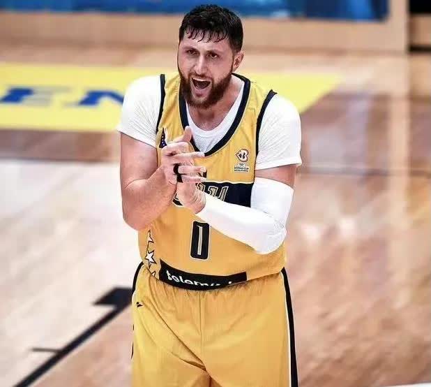 波黑男篮老将努尔基奇真是太嚣张了！在今天结束的一场热身赛中，波黑男篮以90：74