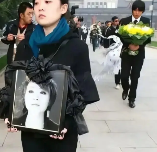 2009年，歌手陈琳跳楼身亡后，因为生前并无子女，所以在告别仪式上，遗像由自己的