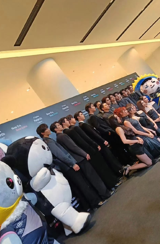 被骂惨了，女艺人穿着裙子跪前边拍照
泰国颁奖礼被狂骂，女艺人穿裙子跪前面[黑线]