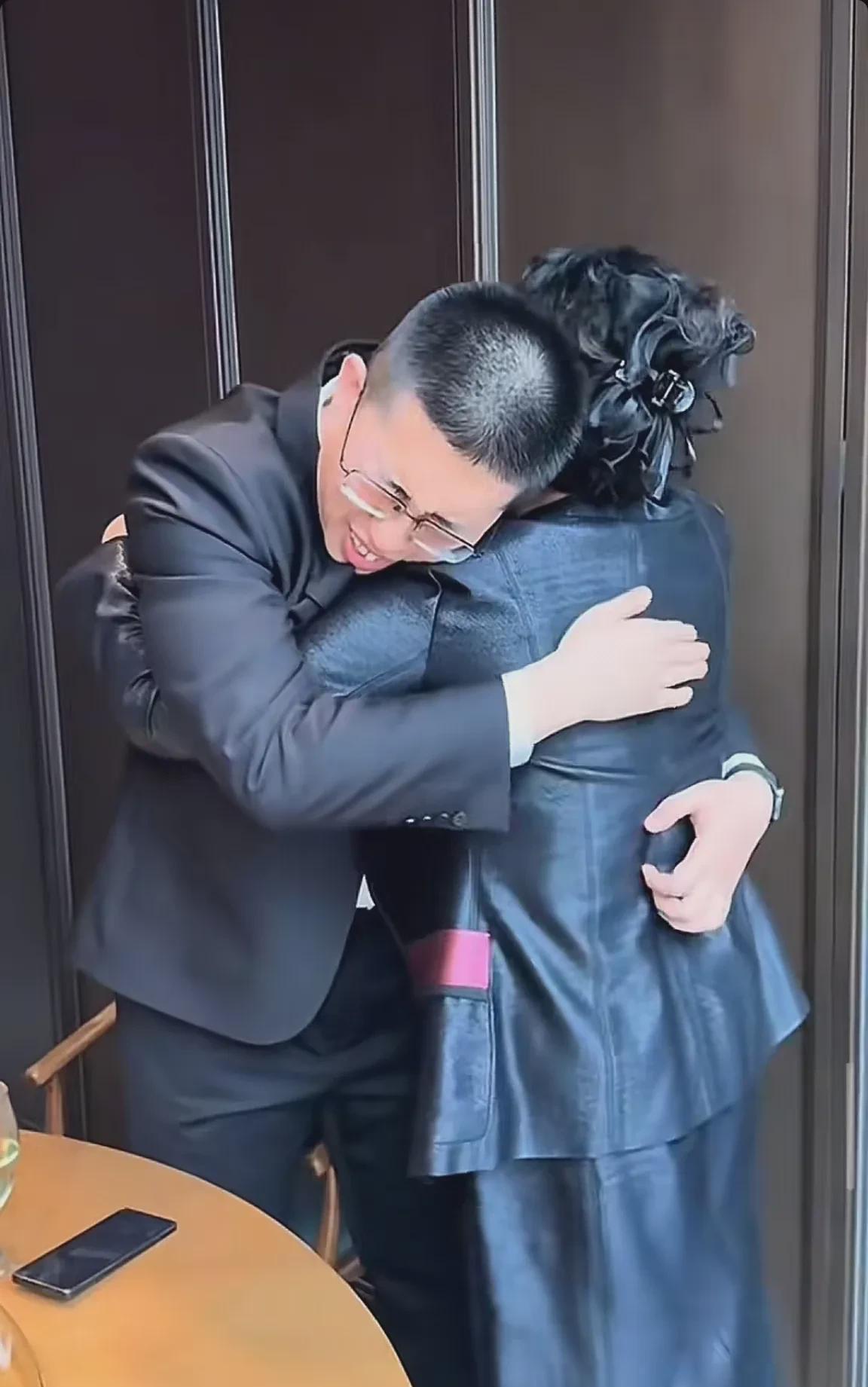 张兰赴台探望孙儿，享受天伦之乐
