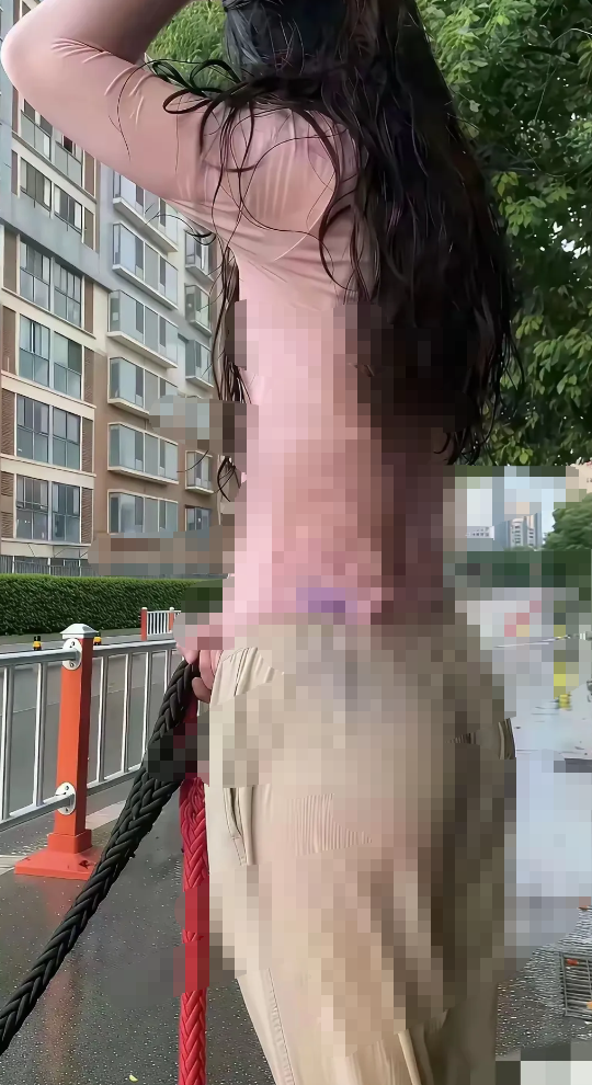 这天气太热了，今天早上出去遛个狗，
还没回来就成这个样子！