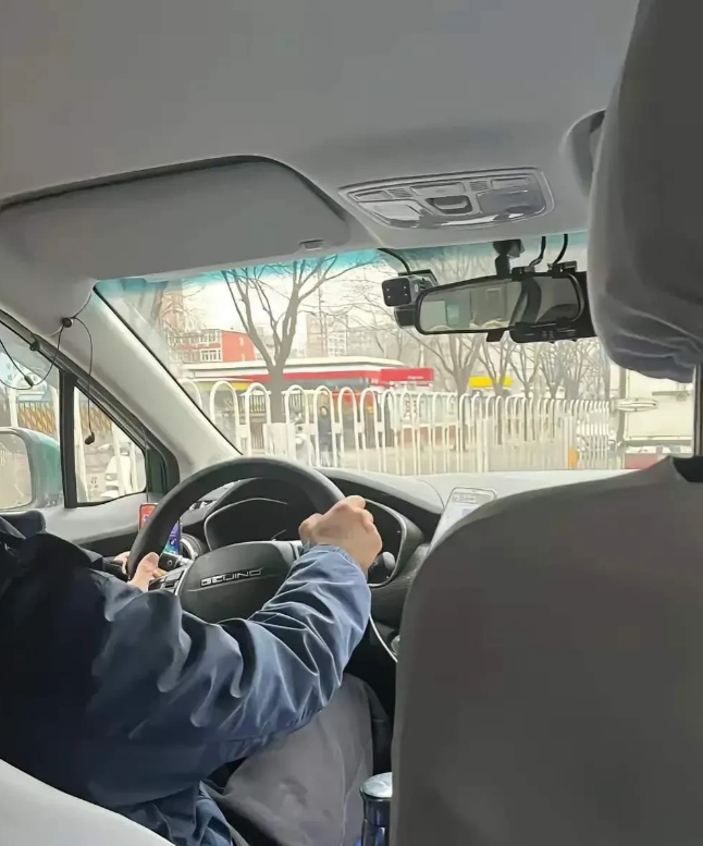 新疆，男子感觉身体不舒服，朋友提醒男子尽快去医院检查，并好心开车将其送到医院。岂