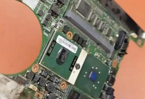 为什么所有笔记本电脑都设计成不能升级cpu？
还不是为了赚钱!
而且你发现没有,