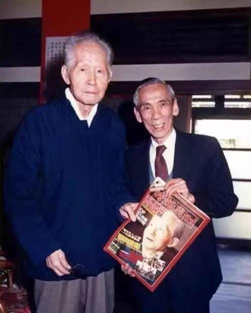 1988年11月，孙立人旧日远征军袍泽罗超群（右）先生在《时报周刊》发表孙立人将