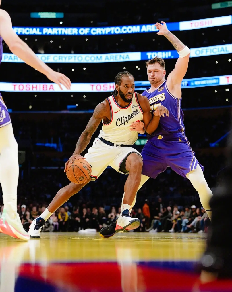 唉，现在的小卡真的回不去了！
这赛季真是肉眼可见的变瘦了，导致对抗下滑，对抗后动