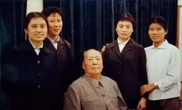 这张照片拍摄于1976年除夕，主席和身边工作人员合影留念，这也是主席人生中度过的