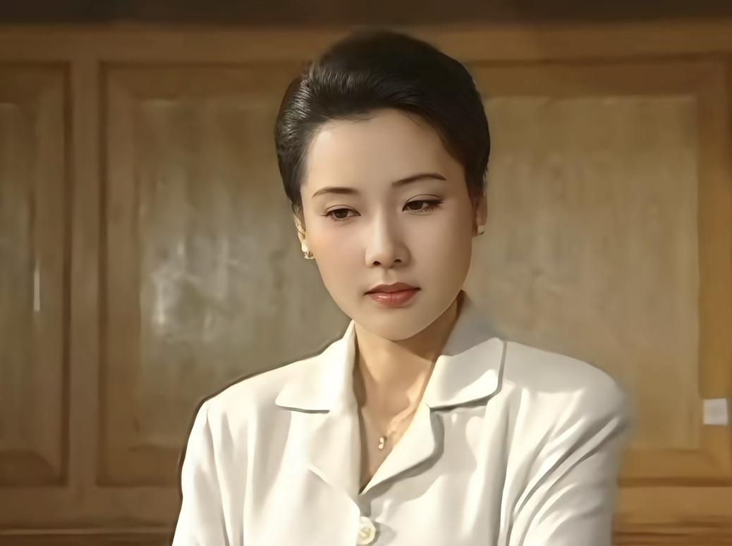 早期导演眼中的何赛飞。这谁能比的了
很成熟，早期就有三四十岁的气质！在孝庄秘史里