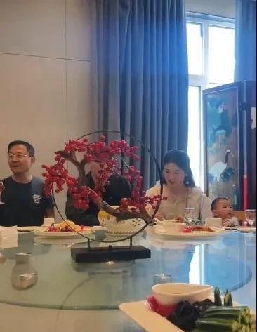 4月15日，大衣哥朱之文的小孙子过一周岁生日，宴请宾客吃饭，摆一大桌酒席，小萌娃
