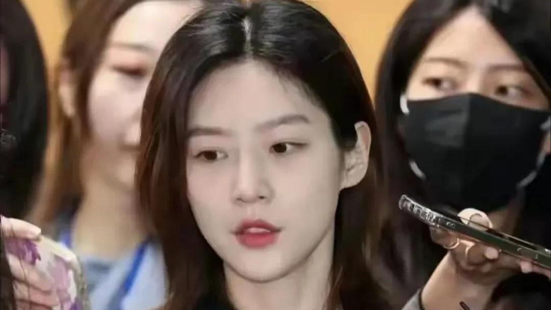 金赛纶成年后的封神镜头，气质清冷辨识度高，妥妥的大女主长相