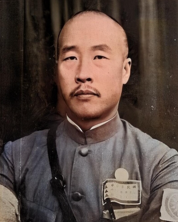 1938年1月19日，在军法会审中，何应钦问韩复榘：“你为何把济南放弃了？”韩复