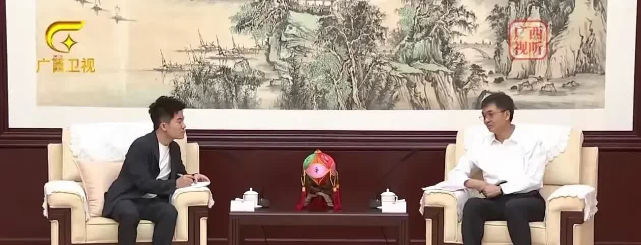 有人对董宇辉的坐姿予以嘲讽，还拿出王思聪的坐姿进行对比。其实不要简单对比，还是要