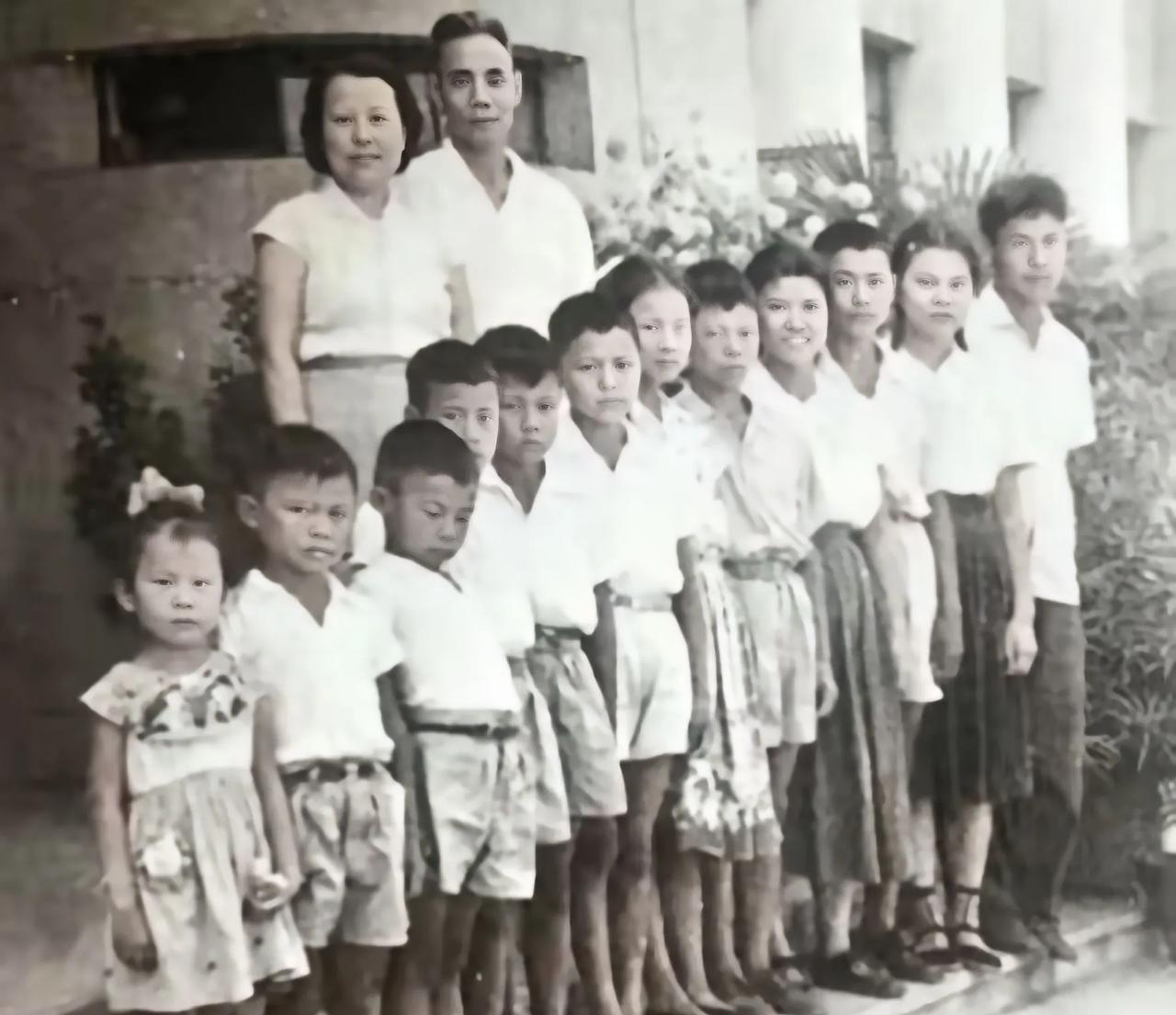这是1961年，开国中将吴信泉，吴夫人和他们的12个孩子的合影，不得不提的，是吴