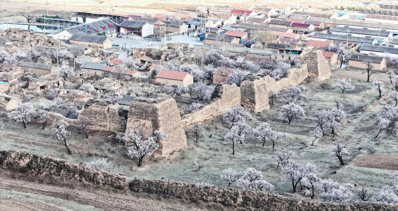 北庭节度使为北庭、西州、伊州三地最高军政长官，承担着北庭暨天山北麓和西、伊二州的