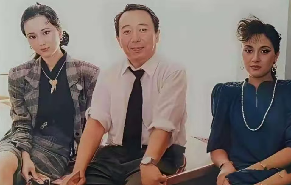 邓婕和陈晓旭在80年代到香港去拍的一张旧照。左一是陈晓旭，左三是邓婕（四川人）。