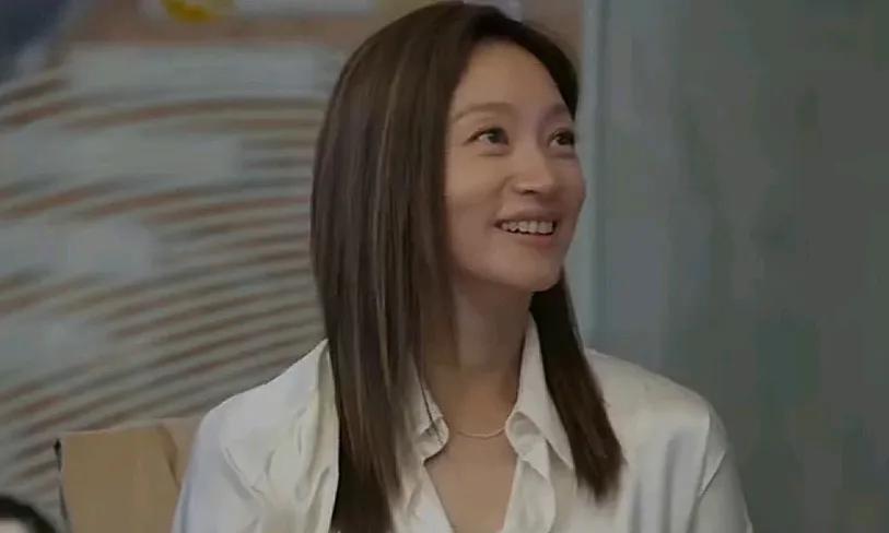 《我的后半生》，艾斯的魅力还真挺大的，艾登也被她吸引了，看到艾登不断地给艾斯献殷