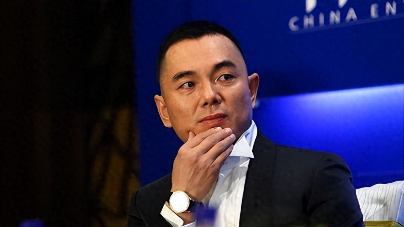 抛弃秦海璐，闪婚李湘，如今30亿身家全败光，成老赖泪洒直播间！