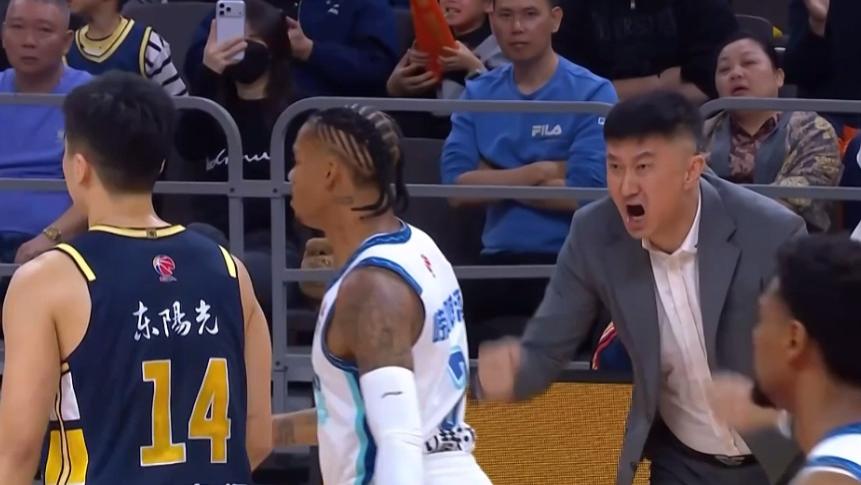 萨林杰立功！3人满分杜锋还用活2奇兵，广东9分胜青岛，胡队却尴尬了