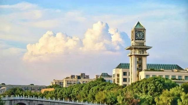湖北合并最成功的大学，顺利成为211高校， 如今全国排名51