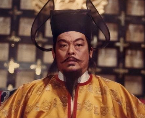 公元950年冬，大将军郭威发动兵变，闯入太后李三娘寝宫，李太后赶忙说道：“皇位尽