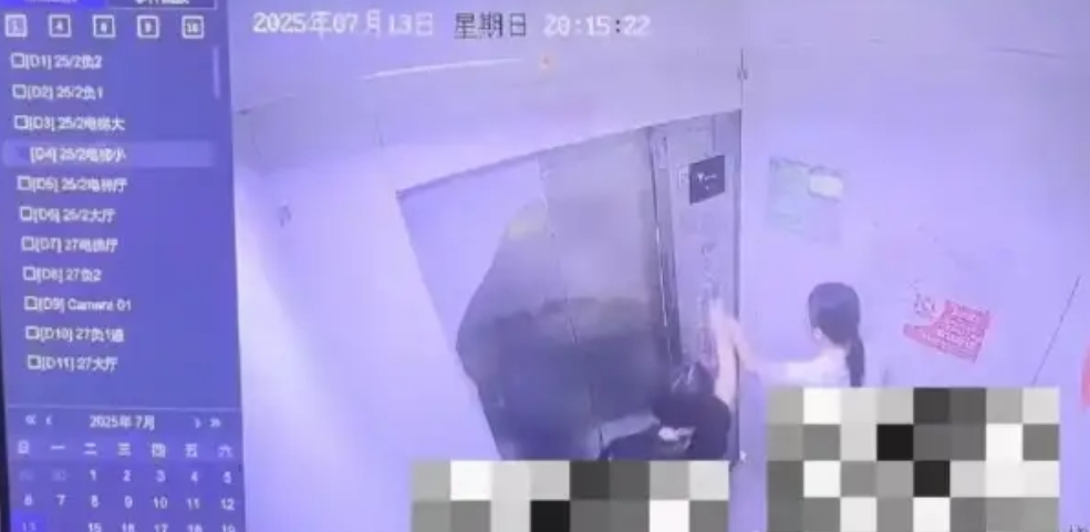 四川省南充，一个小区内，就上演了这样一个惊魂时刻。电梯里一共4人，一位年轻女士，