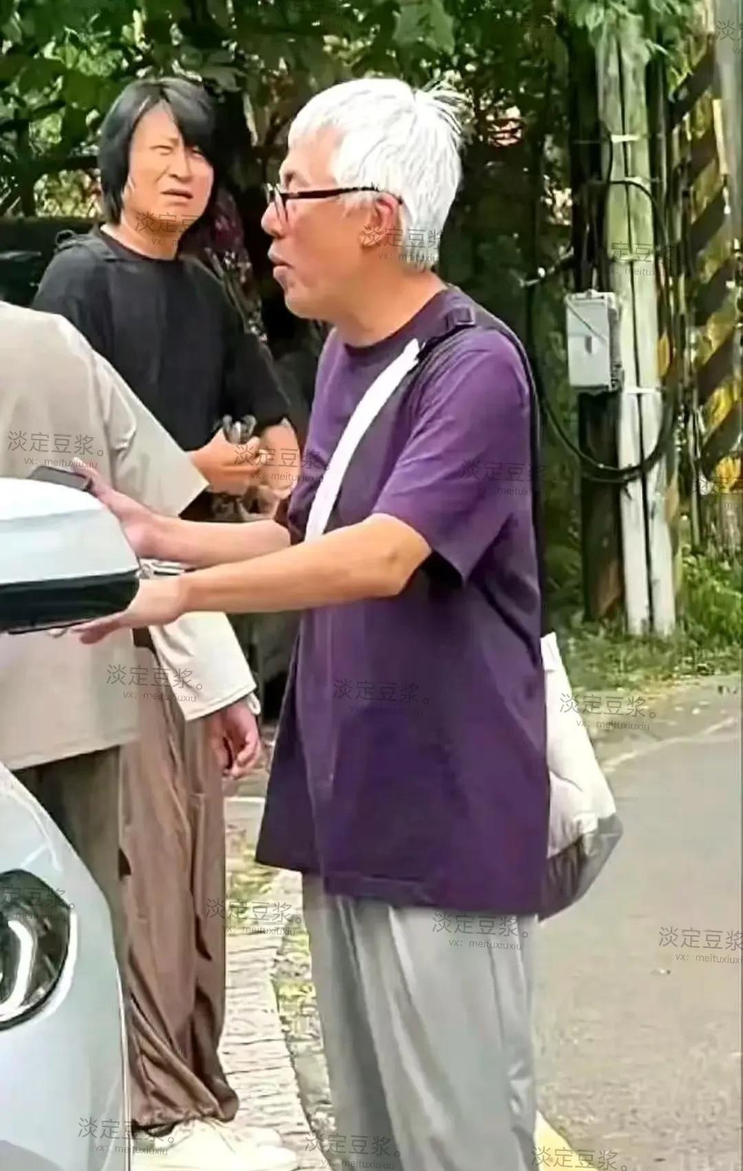 谁要把这两位歌手认出来，那你绝对是老歌迷了，因为白头发这位变化太大了，我看了半天