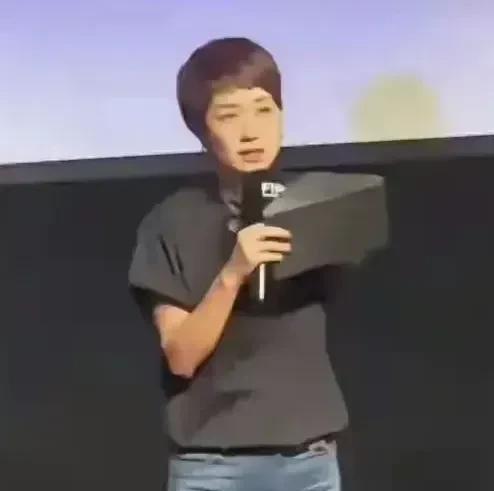 时尚是个轮回，马伊俐穿的这条牛仔裤信息量很大，本以为她穿反了，没想到这叫平肚裤，