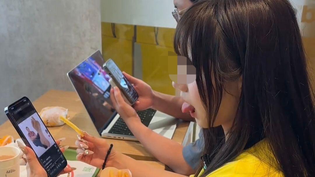 苹果工作人员回应iPhone17用舌头刷抖音