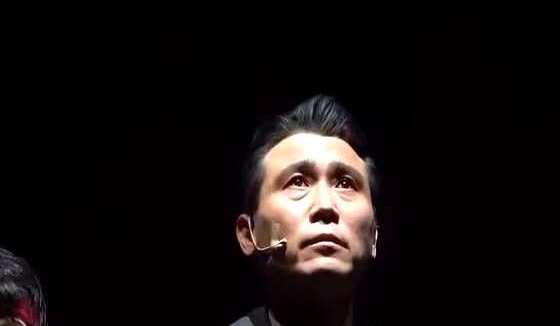 5月24日，朱媛媛头七！
李乃文沈阳演出谢幕时，深情悼念朱媛媛，感动现场观众！