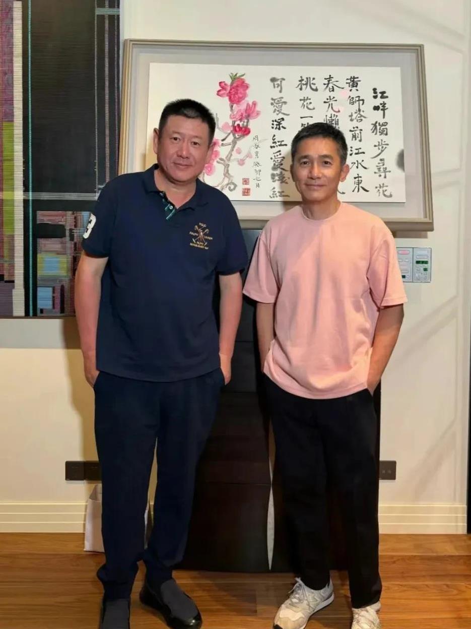 刘嘉玲也喜欢晒老公，著名演员刘嘉玲在个人主页晒出老公梁朝伟的帅照，梁朝伟身穿粉色