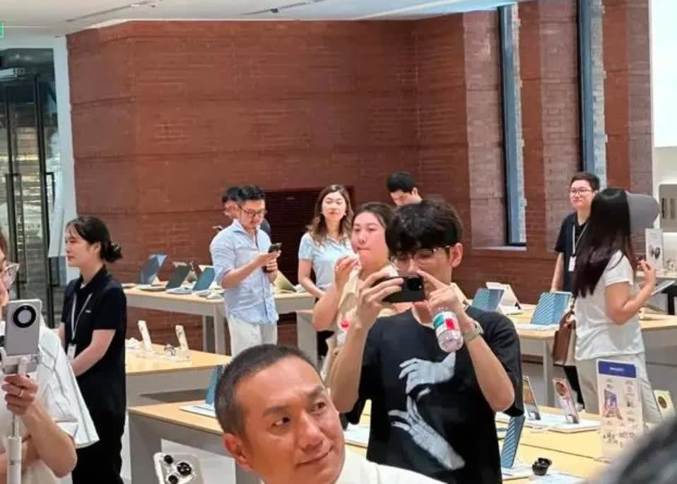 网友上海偶遇胖瘦合度的黄觉排队买手机，一个人全程非常低调，尽显明星的高素质啊！
