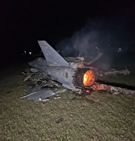 伊朗媒体公布被击落的以色列F-35战机残骸照片
伊朗伊斯兰共和国官方账号14日在