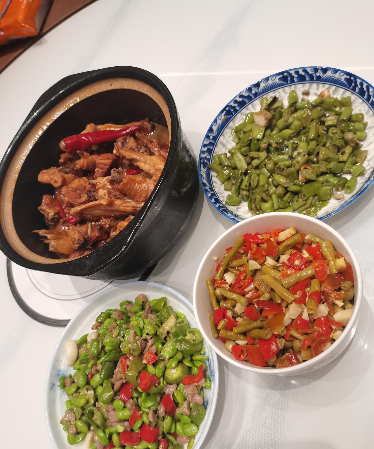 台湾姐过两天就回去了，我叫她过来，为她饯行。
本打算下馆子的，我正好自己也可以打