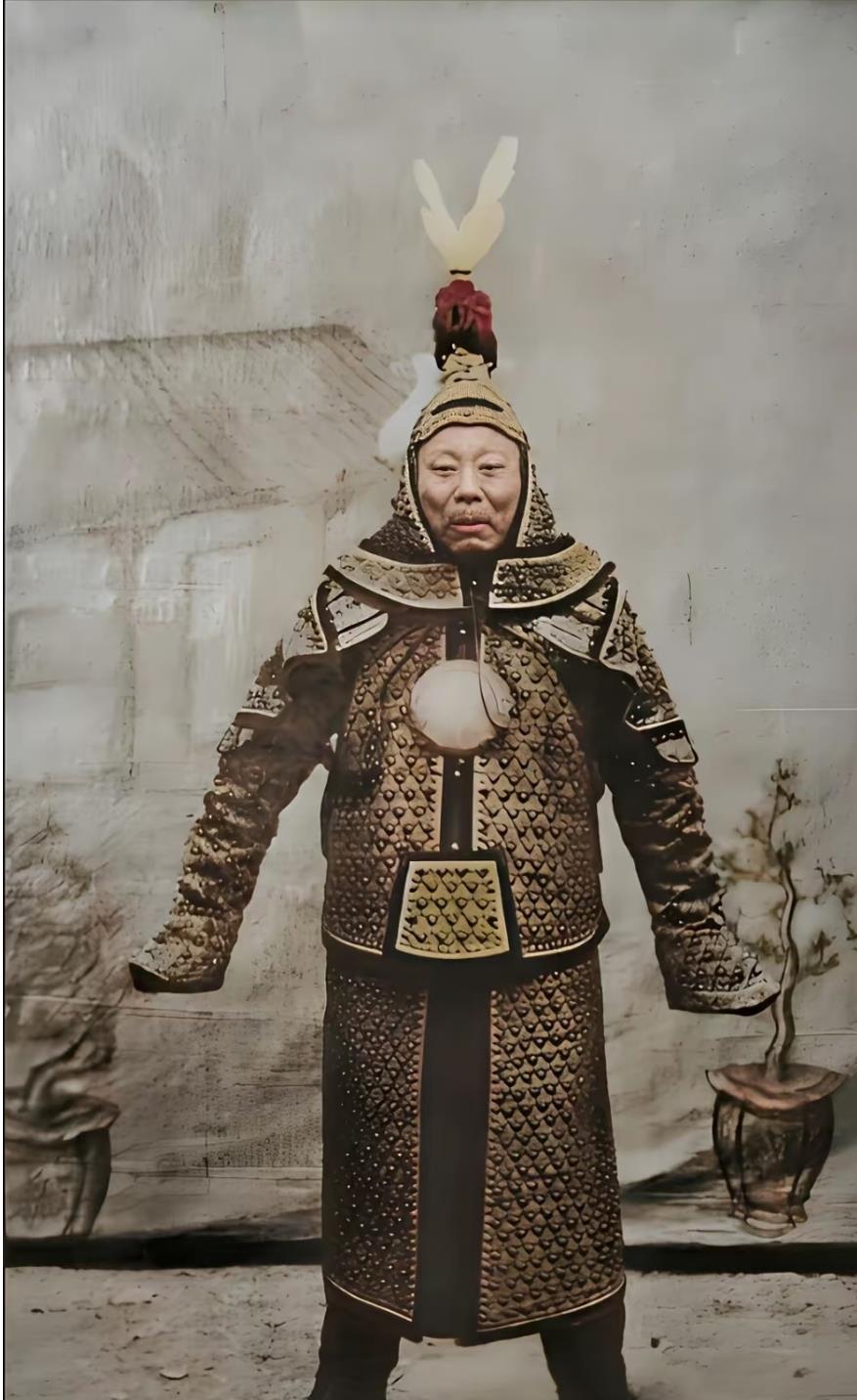 这张清末兖州镇总兵田恩来甲胄照，所着甲胄为典型的绿营总兵礼仪装，呈现出“滑稽感”