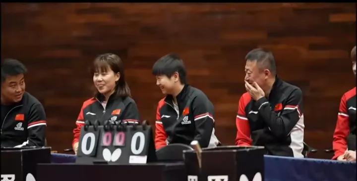 王皓挨着女队坐就是放松开心。[捂脸][呲牙]王皓训斥男队教练不是老了就是心脏突突