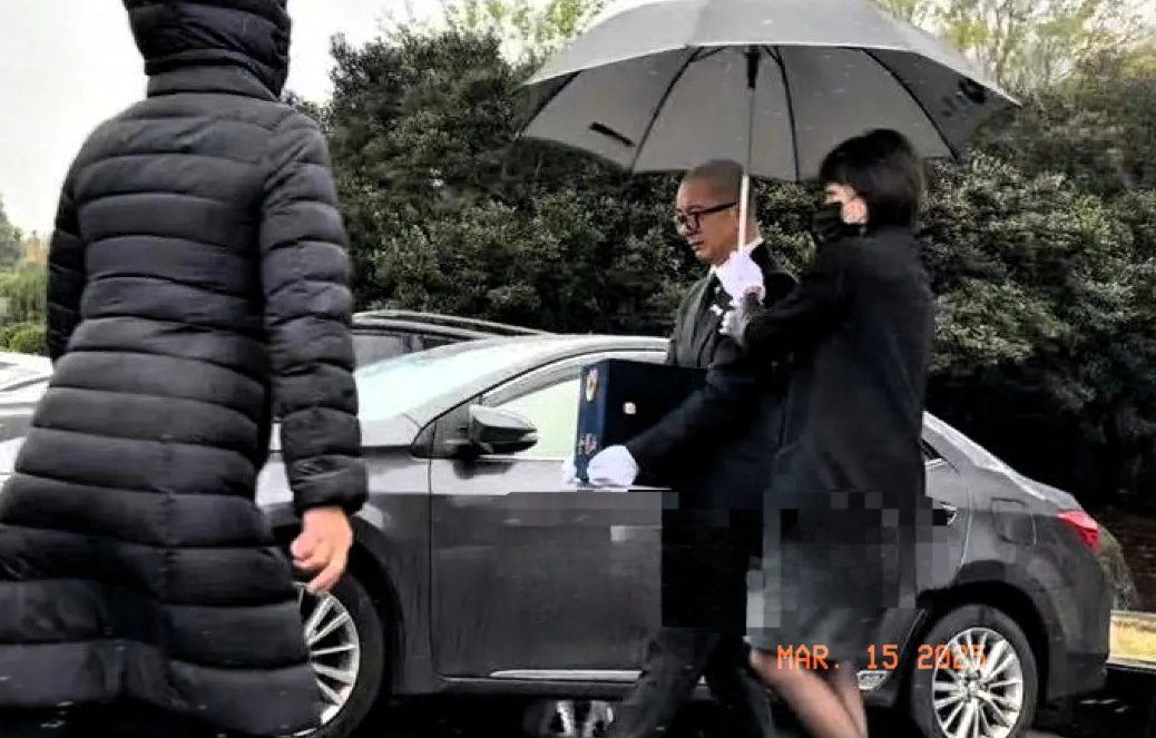 大S去世41天后终于下葬入土为安了!
不是树葬也不是塔葬而是葬在了金宝山。
老公