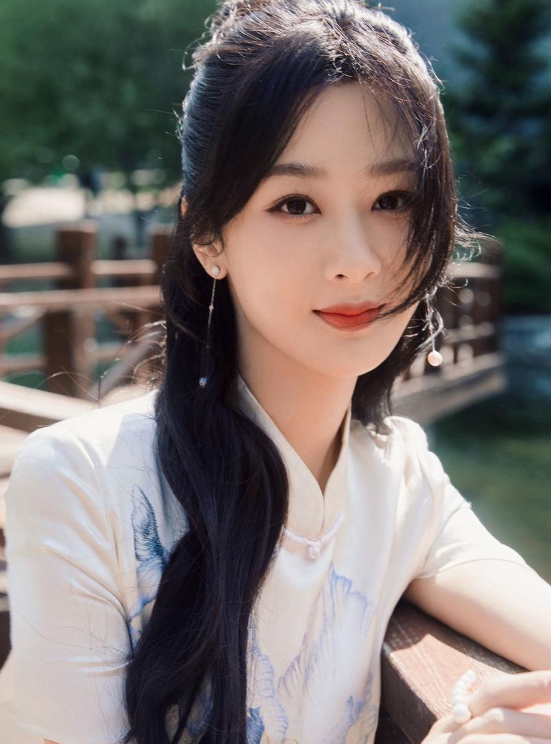 杨紫的新中式旗袍风很惊艳
标准北京飒爽大妞撑起油纸伞顷刻之间美成温婉可人的江南女