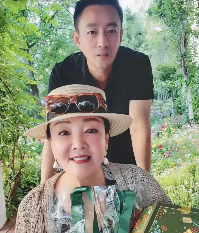 张兰汪小菲专注事业获好评











大S塔葬事件沸沸扬扬，网友们都在