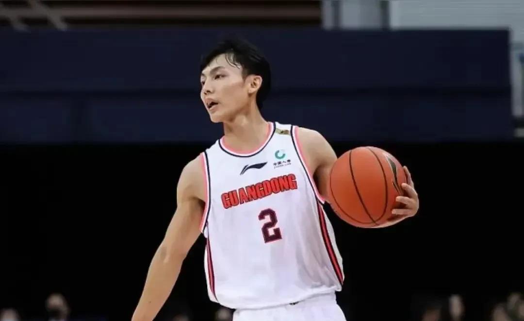 徐杰留在广东男篮！



最近，坊间盛传上海队开出三年一千五百万的高价合同，意欲