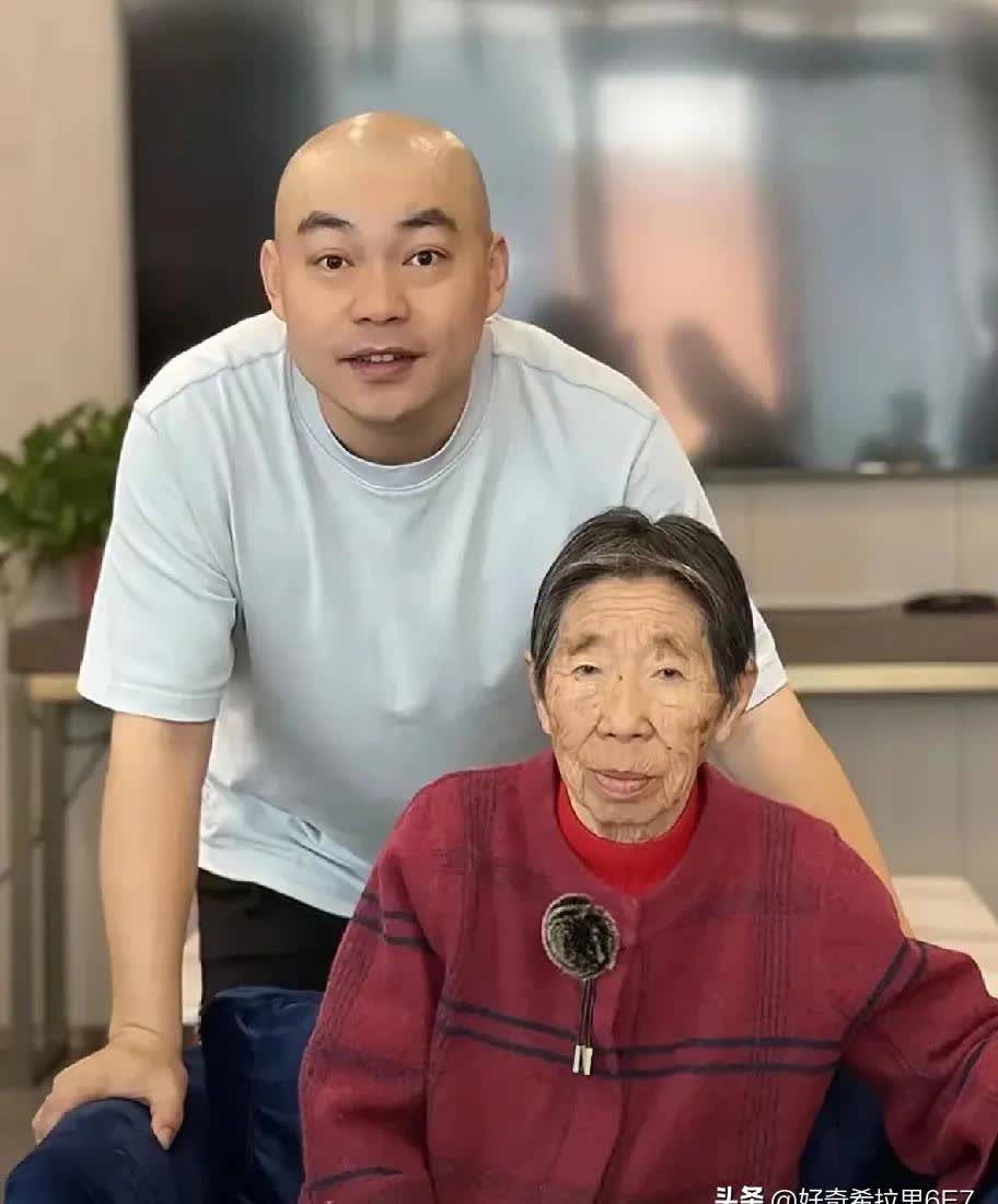 程野为奶奶举办盛大葬礼的行为可以从以下几个角度来看待：
 
体现孝心与尊重
