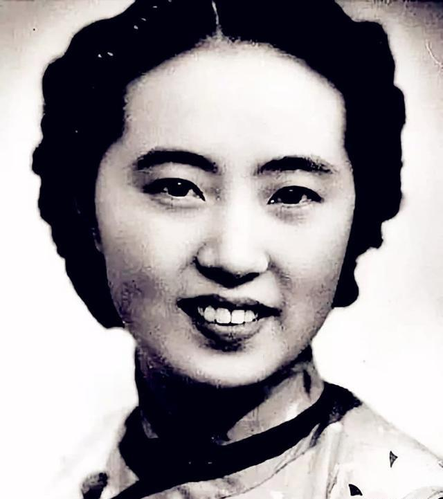 和徐志摩离婚时，张幼仪只有22岁，身边不乏追求者，其中就有清华才子罗隆基。张幼仪
