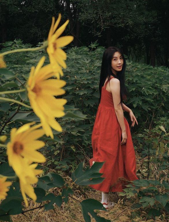 李菲儿美得好有生命力，生日照里的红裙造型太绝了！李菲儿站在那里，笑容里全是阳光的